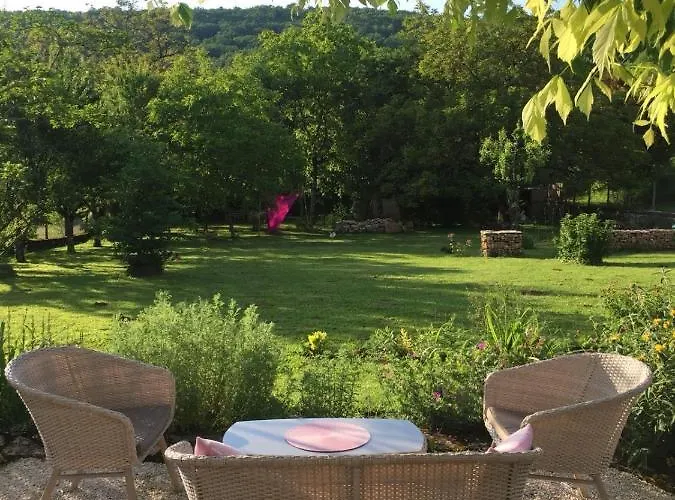 Les Trois Prunelles Bed & Breakfast Saint-Pierre-Toirac