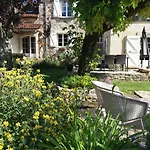 Les Trois Prunelles Bed & Breakfast